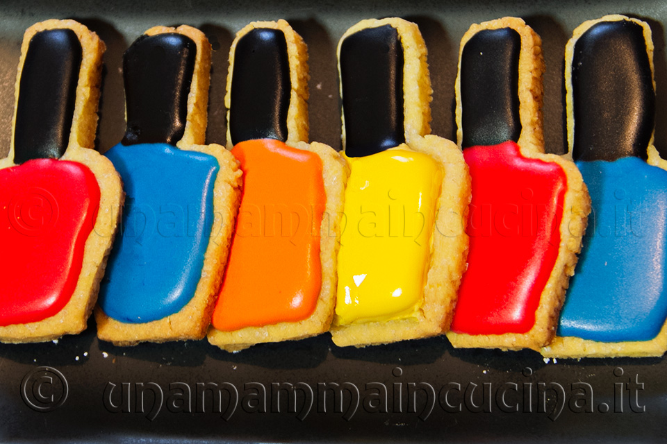 Ricetta biscotti pasta frolla delle Sorelle Simili a forma di smalto - unamammaincucina.it