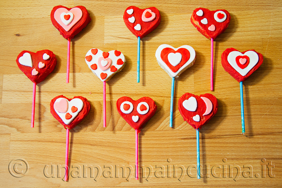 Cake pops di San Valentino a forma di cuore - Ricetta di unamammaincucina.it