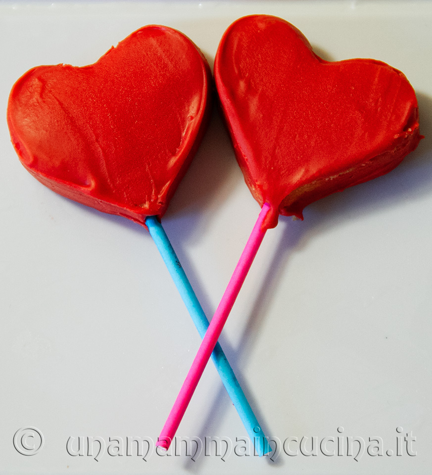 Cake pops di San Valentino a forma di cuore - Ricetta di unamammaincucina.it
