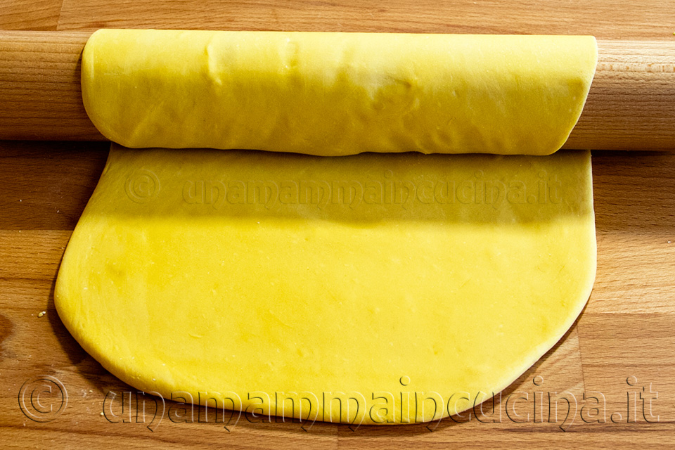 Tagliatelle all'uovo fatte in casa con sfoglia all'uovo gialla e mattarello - Ricetta di unamammaincucina.it