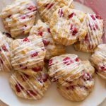 Cookies alle Fragole con Glassa al Cioccolato Bianco