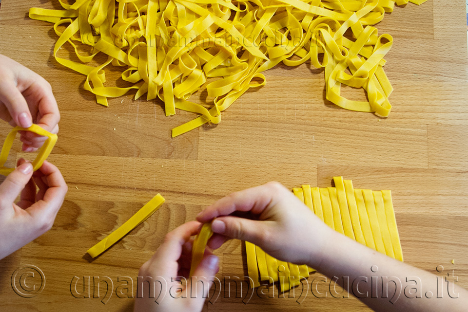 Tagliatelle all'uovo fatte in casa con sfoglia all'uovo gialla e mattarello - Ricetta di unamammaincucina.it