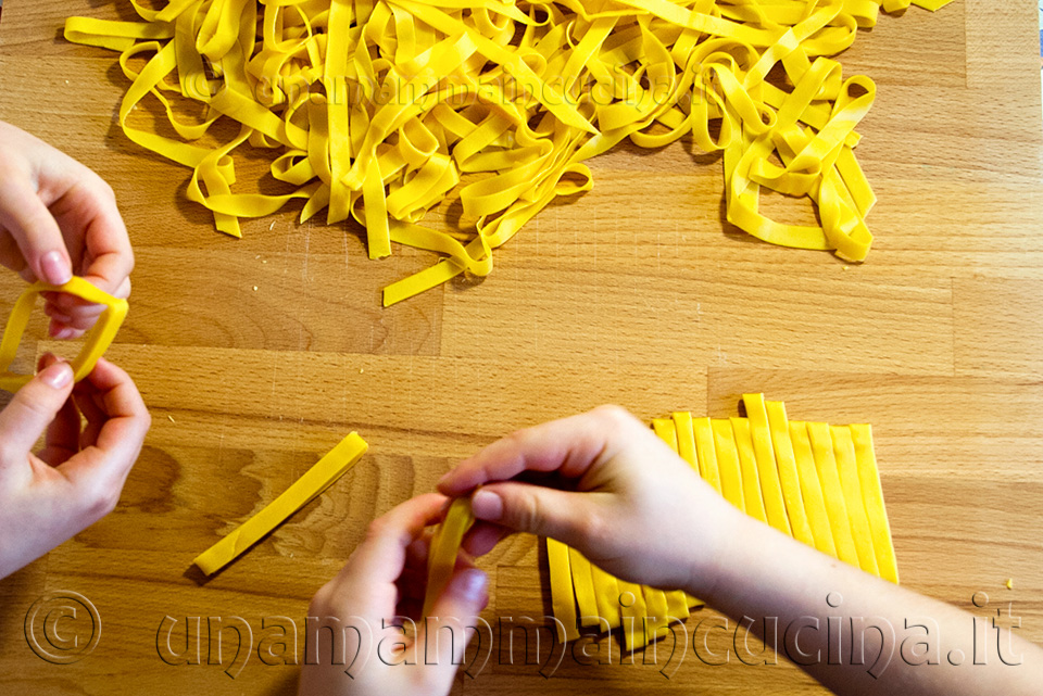 Tagliatelle all'uovo fatte in casa con sfoglia all'uovo gialla e mattarello - Ricetta di unamammaincucina.it